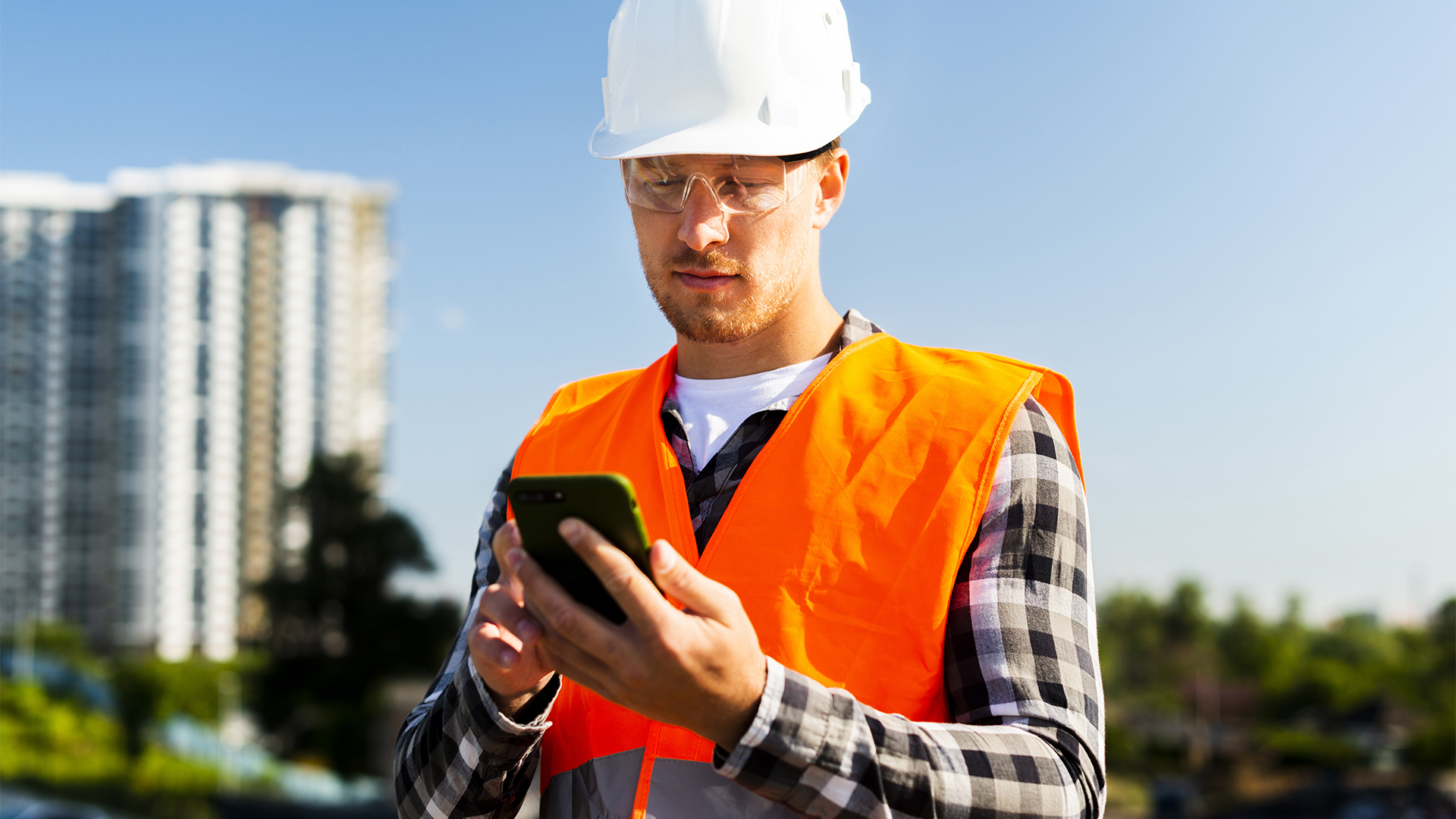 Construction worker sharing what3words location on device